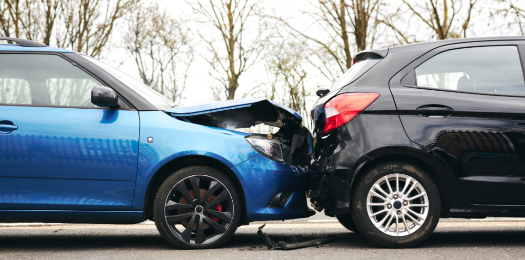 Zwei Fahrzeuge bei einem Auffahrunfall – Symbol für Schaden melden und Versicherungsabwicklung