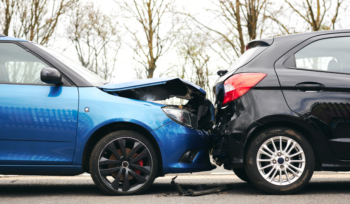 Zwei Fahrzeuge bei einem Auffahrunfall – Symbol für Schaden melden und Versicherungsabwicklung