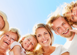 Drei Generationen einer Familie lachen gemeinsam in die Kamera – Symbol für sichere Altersvorsorge für Beamte