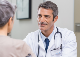 Arzt im Beratungsgespräch mit Patient – Symbol für Beihilfe und ärztliche Unterstützng