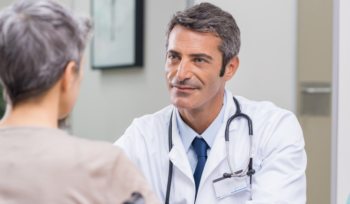 Arzt im Beratungsgespräch mit Patient – Symbol für Beihilfe und ärztliche Unterstützng