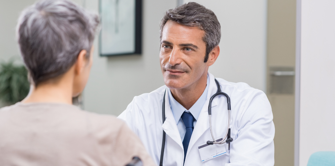 Beihilfe und freie Heilfürsorge für Beamte 1 Arzt im Beratungsgespräch mit Patient – Symbol für Beihilfe und ärztliche Unterstützng