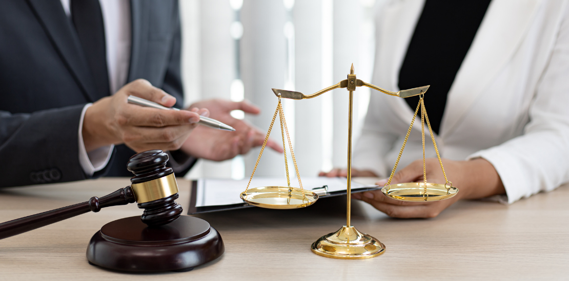 Haftung, Recht & Freizeit 1 Waage und Richterhammer als Symbol für Haftung, Recht und rechtliche Absicherung in der Freizeit
