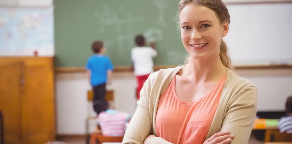 Lehrerin vor Schulklasse - Private Krankenversicherung für Referendare 2025 | Ratgeber