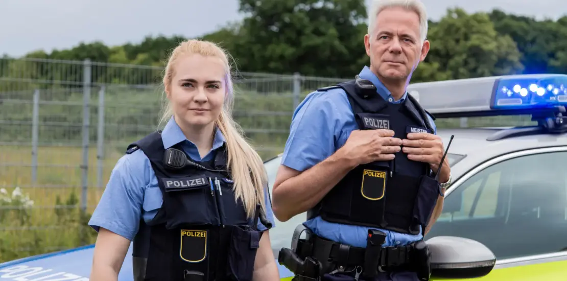 Polizeibeamter in Uniform - Dienstunfähigkeitsversicherung Polizei 2025 | Ratgeber