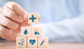 Bausteine zu einer Pyramide aufgebaut als Symbol für die modulare private Krankenversicherung