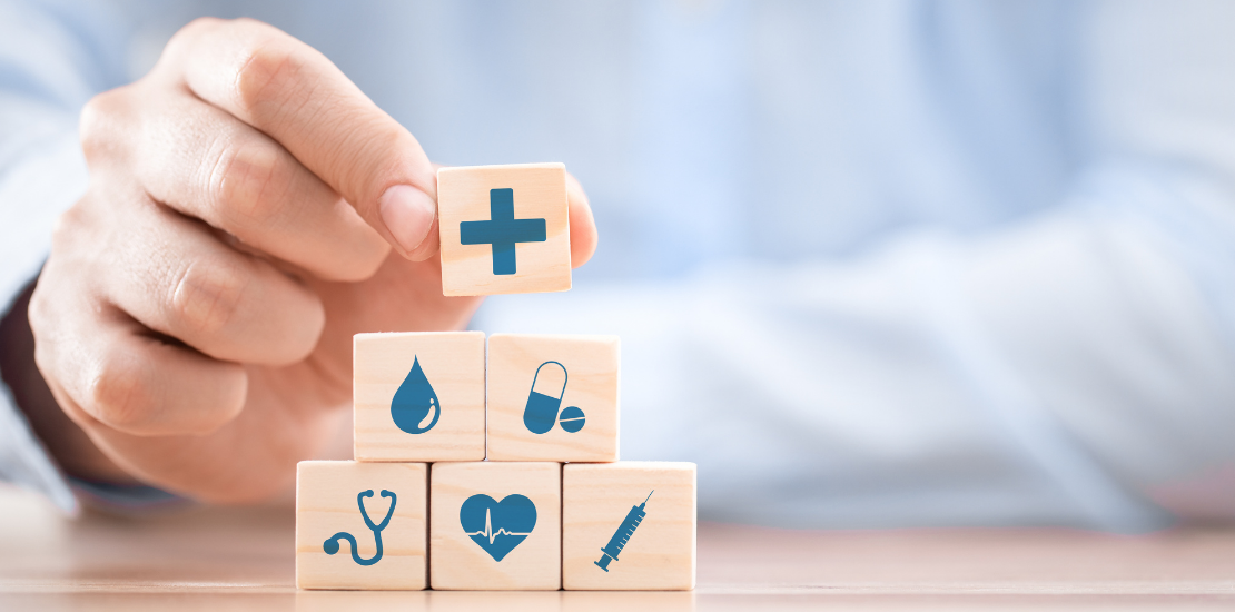 Private Krankenversicherung für Beamte 1 Bausteine zu einer Pyramide aufgebaut als Symbol für die modulare private Krankenversicherung
