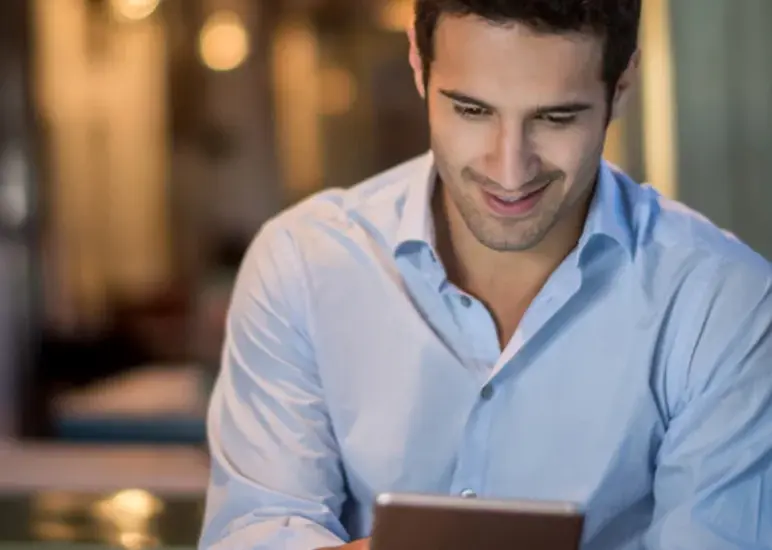 Versicherungs-News August 2025 1 Junger Mann liest digitale Kundennews auf einem Tablet