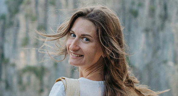 Versicherungs-News Juli 2025 1 Freundlich lächelnde Frau im Gespräch – persönliche Beratung für Beamte zu Krankenversicherung, Altersvorsorge und Dienstunfähigkeit