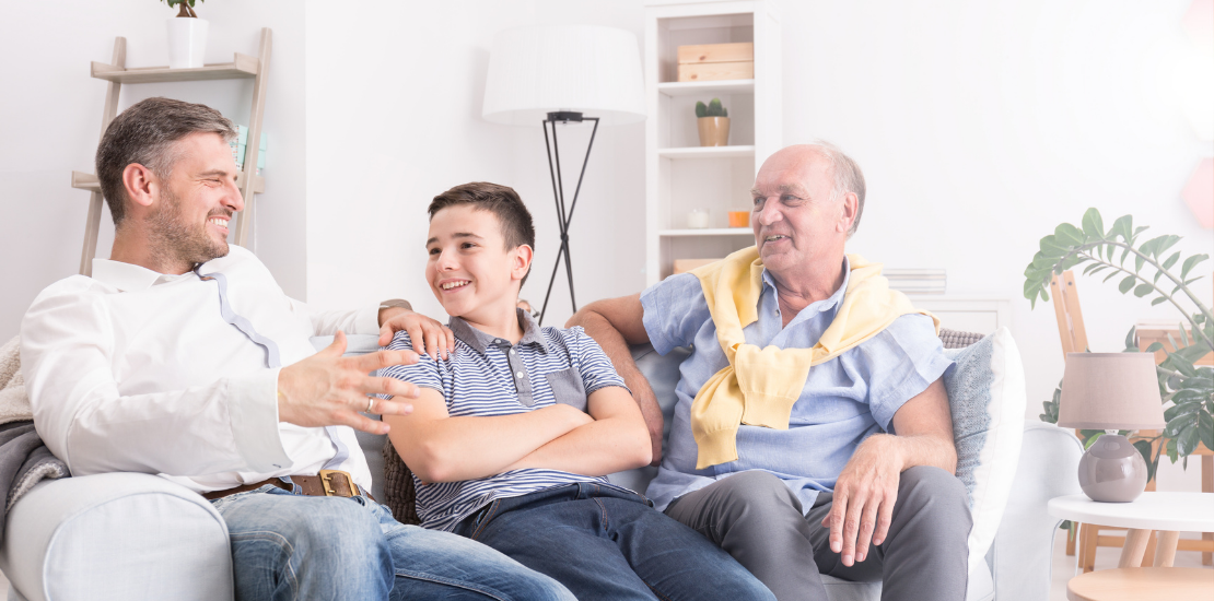 Versicherungen nach Lebensphase 8 Versicherungen nach Lebensphase - Glückliche Generationen – Sohn, Vater und Großvater sitzen gemeinsam auf der Couch
