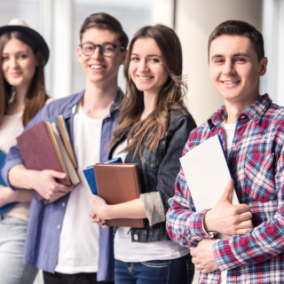 Beamtenanwärter Student Versicherung - Student im Beamtenanwärter-Status lernt mit Laptop und Büchern.