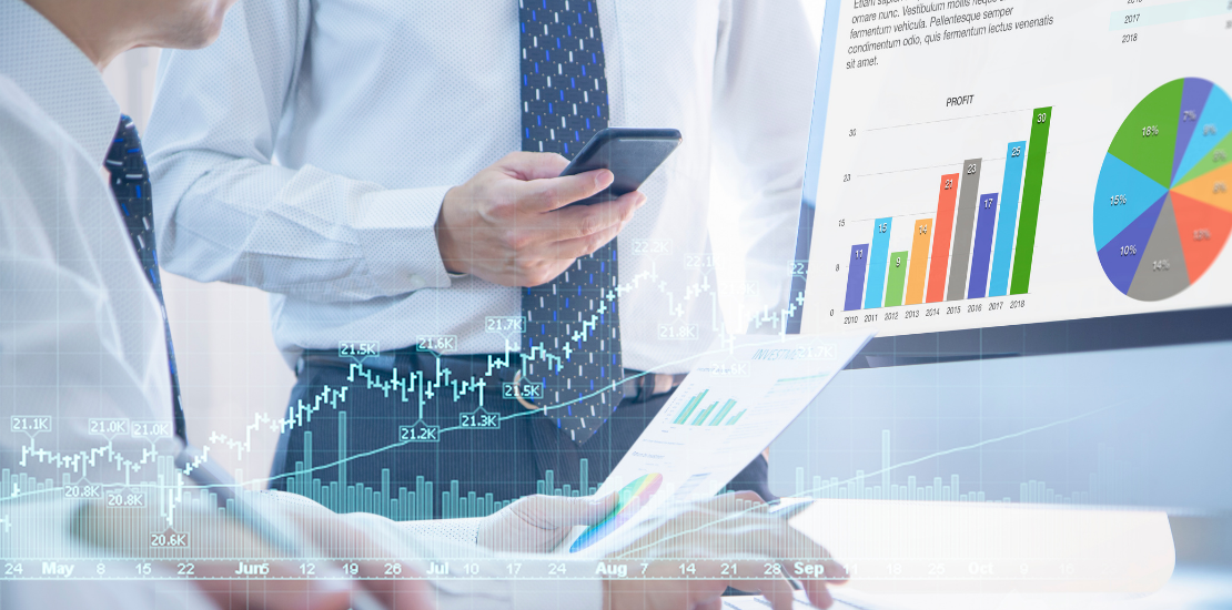 Fonds & ETF für Beamte 2 Zwei Personen arbeiten am Laptop mit Finanzcharts – Symbol für Fonds und ETF-Investitionen