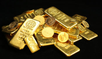 Goldbarren auf schwarzem Hintergrund – Symbol für Wertanlagen und Edelmetalle