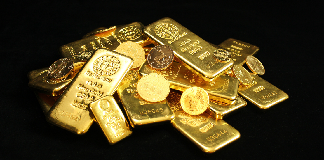 Sachwerte - Gold & Silber 1 Goldbarren auf schwarzem Hintergrund – Symbol für Wertanlagen und Edelmetalle