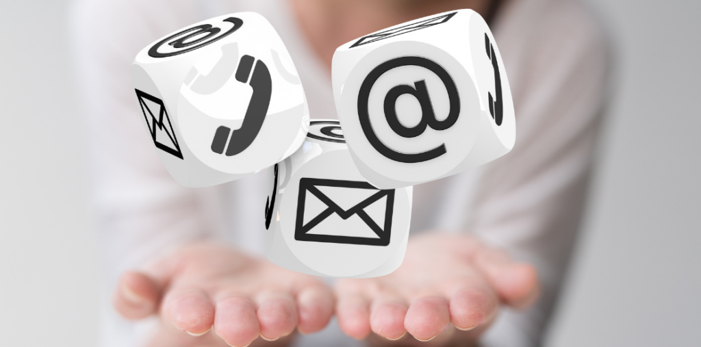 Würfel mit Symbolen für Telefon, E-Mail und @ – Symbol für Kontaktaufnahme