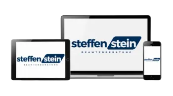 Mockup mit Bildschirm, Tablet und Handy mit dem Logo von Stein Beamtenberatung – Newsletter für Beamte zu Versicherung und Vorsorge
