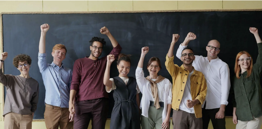 Fröhliche Beamte vor einer Tafel