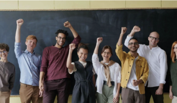 Fröhliche Beamte vor einer Tafel
