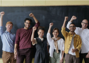 Fröhliche Beamte vor einer Tafel