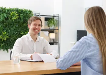 Beratungsgespräch zur privaten Krankenversicherung für Beamtenanwärter im Referendariat