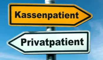 Zwei Straßenschilder zeigen in entgegengesetzte Richtungen – oben "Kassenpatient" (GKV) in Gelb, unten "Privatpatient" (PKV) in Weiß