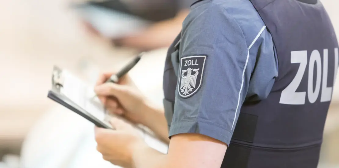 Zollbeamter geschützt durch Diensthaftpflichtversicherung gegen Regressansprüche.