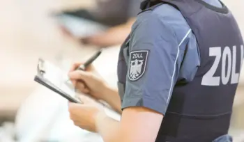 Zollbeamter geschützt durch Diensthaftpflichtversicherung gegen Regressansprüche.