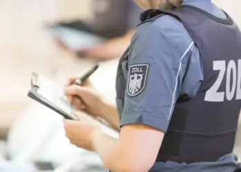 Zollbeamter geschützt durch Diensthaftpflichtversicherung gegen Regressansprüche.