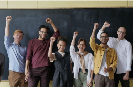 Fröhliche Beamte vor einer Tafel