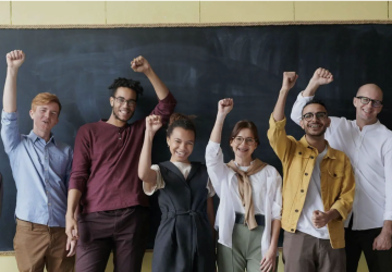 Fröhliche Beamte vor einer Tafel