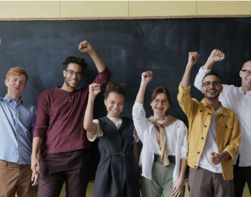 Fröhliche Beamte vor einer Tafel