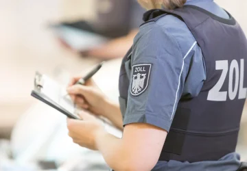 Zollbeamter geschützt durch Diensthaftpflichtversicherung gegen Regressansprüche.