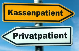 Zwei Straßenschilder zeigen in entgegengesetzte Richtungen – oben "Kassenpatient" (GKV) in Gelb, unten "Privatpatient" (PKV) in Weiß