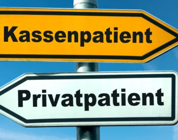 Zwei Straßenschilder zeigen in entgegengesetzte Richtungen – oben "Kassenpatient" (GKV) in Gelb, unten "Privatpatient" (PKV) in Weiß