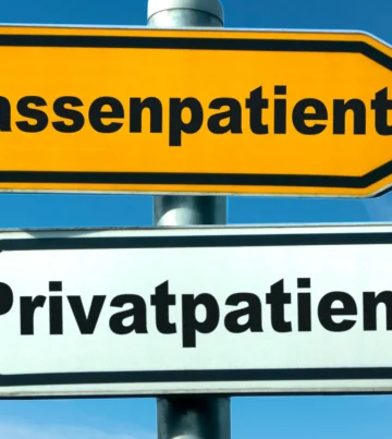 Zwei Straßenschilder zeigen in entgegengesetzte Richtungen – oben "Kassenpatient" (GKV) in Gelb, unten "Privatpatient" (PKV) in Weiß