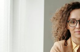 Junge Frau mit Brille blickt ruhig in die Kamera – symbolisch für Sicherheit, Vertrauen und gute Vorsorgeberatung.