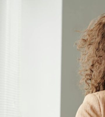 Junge Frau mit Brille blickt ruhig in die Kamera – symbolisch für Sicherheit, Vertrauen und gute Vorsorgeberatung.