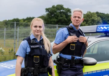 Polizeibeamter in Uniform - Dienstunfähigkeitsversicherung Polizei 2025 | Ratgeber